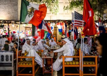 ORANG ramai menikmati minuman kopi di sebuah kedai di Doha menjelang Piala Dunia Qatar 2022. - AFP