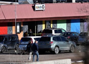 PEGAWAI penguatkuasa undang-undang berada di tempat letak kereta Club Q di Colorado Springs susulan insiden tembakan di kelab malam tersebut. - AFP