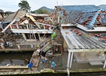 PENDUDUK memeriksa rumah mereka yang rosak akibat gempa bumi di Cianjur, Indonesia. - AFP