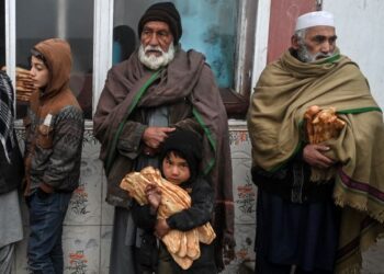 ORANG ramai beratur untuk menerima roti percuma sempena kempen Selamatkan Penduduk Afghanistan daripada Kebuluran di Kabul pada Januari lalu. - AFP