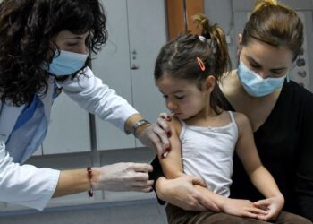 PETUGAS kesihatan menyuntik vaksin demam campak kepada kanak-kanak di sebuah hospital di Podgorica, Montenegro. - AFP