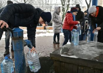ORANG ramai mengambil peluang mengisi bekalan air bersih selepas serangan udara tentera Russia menjejaskan sistem bekalan elektrik dan air di Kyiv, Ukraine. - AFP