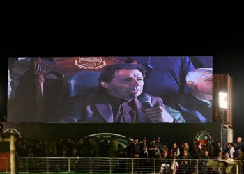 IMRAN Khan muncul di skrin gergasi ketika berucap pada perhimpunan di Rawalpindi, Pakistan. - AFP