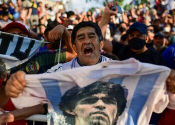 PEMINAT Maradona berhimpun di Buenos Aires untuk memperingati pemergiannya. - AFP