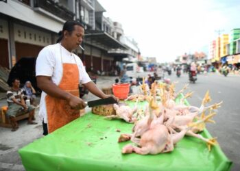 HARGA ayam di kebanyakan pasar di Jakarta mulai turun selepas sambutan Aidilfitri. - AFP