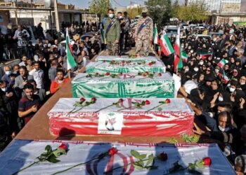 ORANG ramai menghadiri pengebumian penunjuk perasaan yang terkorban akibat ditembak pasukan keselamatan ketika menyertai protes di Khuzestan, Iran. - AFP