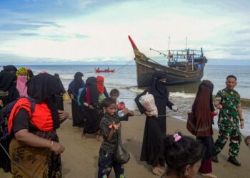 SEJUMLAH pelarian Rohingya tiba di Bluka Teubai di Aceh Utara, Indonesia selepas lima minggu menaiki bot ke wilayah itu. - AFP