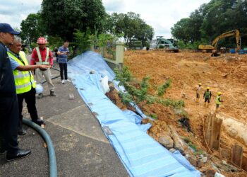 ONN Hafiz Ghazi (dua dari kiri) melawat kawasan paip pecah yang menyebabkan kira-kira 300,000 penduduk terputus bekalan air di Bandar Seri Alam, Masai, Johor Bahru pada 31 Oktober lalu. 
– UTUSAN/RAJA JAAFAR ALI