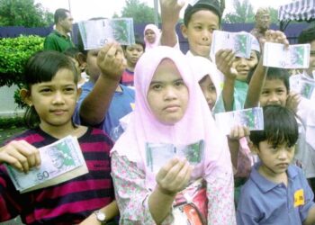 TERDAPAT ibu bapa yang beranggapan anak-anak mereka belum cukup matang untuk mengetahui asas-asas pengurusan kewangan. – GAMBAR HIASAN