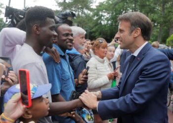 MACRON beramah mesra dengan orang ramai semasa tiba di pusat pengundian Le Touquet, utara Perancis. - AFP