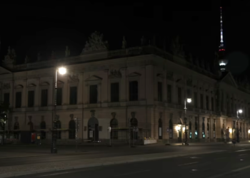 BANGUNAN Zeughaus di Berlin bergelap selepas Jerman melakukan penjimatan elektrik berikutan kenaikan kos tenaga. - AGENSI