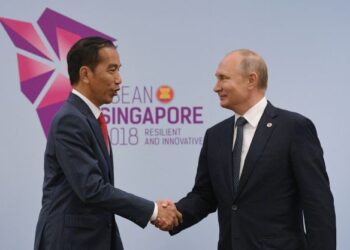 PRESIDEN Joko Widodo berjabat tangan dengan Presiden Russia ketika Persidangan ASEAN-Russia di Singapura pada 2018. - AFP