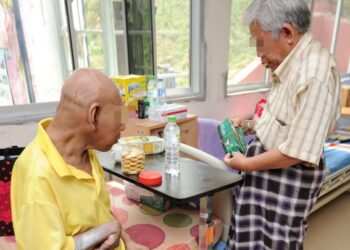 WARGA TUA yang mempunyai masalah kesihatan gigi perlu diberi perhatian agar mereka dapat menikmati kehidupan dengan lebih baik. – GAMBAR HIASAN