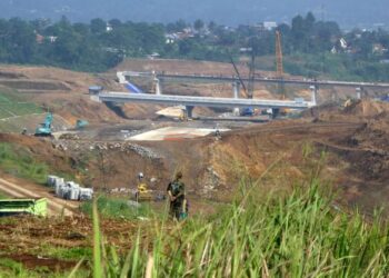 PEMBINAAN jalan tol menerusi projek infrastruktur Belt and Road dari Jakarta ke Lido yang akan menghubungkan lokasi taman tema di Jawa Barat.-AFP