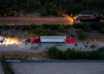 ANGGOTA penguatkuasa menyiasat treler yang mengorbankan pendatang yang dipercayai pekerja dari Mexico di San Antonio.- AFP