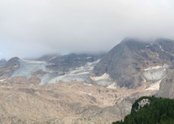 PEMANDANGAN gunung Marmolada dan glasier berdekatan Punta Rocca, Itali.-AFP