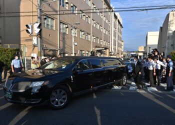 KENDERAAN yang dipercayai membawa keranda Shinzo Abe keluar dari perkarangan hospital di Kashihara, Nara. - AFP