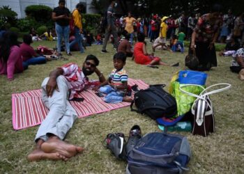 ORANG ramai berkumpul dan 'bersantai' di kediaman Presiden Sri Lanka di Colombo kelmarin. - AFP