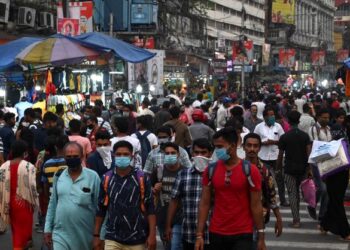 PENDUDUK dunia dijangka mencapai angka lapan bilion pada 15 November depan. - AFP