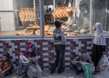 BEBERAPA kanak-kanak Afghanistan menunggu mendapatkan makanan percuma di kedai roti di Kabul. - AFP