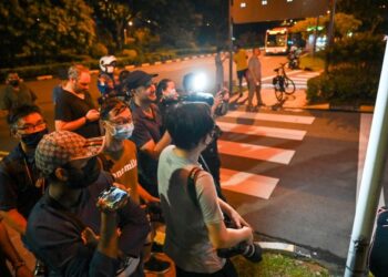 MEDIA Singapura menunggu ketibaan Gotabaya Rajapaksa di pintu keluar kompleks VIP Lapangan Terbang Antarabangsa Changi. - AFP
