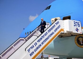 JOE BIDEN turun dari pesawat Air Force One selepas mendarat di Lapangan Terbang Ben Gurion, Tel Aviv.-AFP