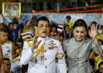 RAJA Thailand, Raja Maha Vajiralongkorn, bersama-sama Permaisuri Suthida bertemu penyokong yang berkumpul di luar Istana Besar di Bangkok, bulan lalu. - AFP