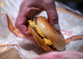 HIDANGAN Cheeseburger dan Big Mac tiada di rangkaian McDonald's Fiji disebabkan kekurangan bekalan daging di pasaran.-AFP