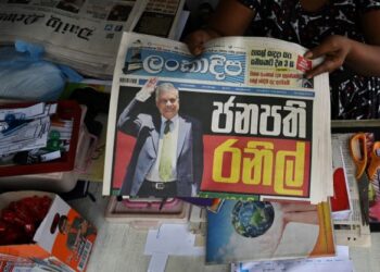 SEORANG peniaga menunjukkan muka depan akhbar mengenai pemilihan Ranil Wickremesinghe sebagai presiden baharu Sri Lanka. - AFP