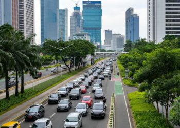 MASALAH kesesakan trafik di Jakarta masih belum dapat diselesaikan hingga kini. - AFP