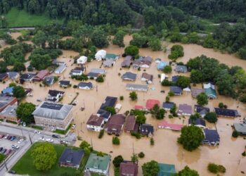 SEBAHAGIAN daripada kawasan penempatan yang dinaiki banjir di Kentucky, Amerika Syarikat. - AFP