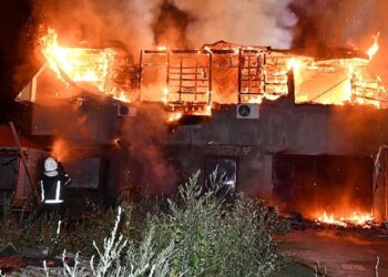 PASUKAN bomba memadamkan kebakaran sebuah bangunan selepas dibedil Russia di Mykolaiv, Ukraine. - AFP