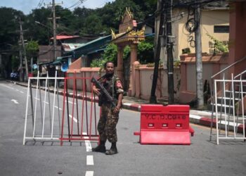 ANGGOTA keselamatan mengawal sebuah laluan jalan raya di Yangon.-AFP