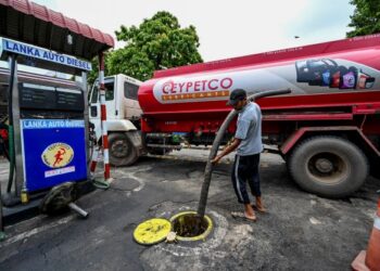 PENDUDUK Sri Lanka semakin terdesak mendapatkan bekalan bahan api sehingga sanggup membuat pembelian secara haram. - AFP