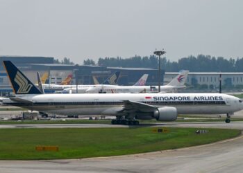 PEMBATALAN penerbangan Singapore Airlines melibatkan jadual perjalanan dari kedua-dua hala.-AFP