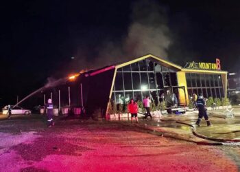 PASUKAN bomba memadamkan kebakaran yang berlaku di Kelab Malam Mountain B di wilayah Chonburi. - AFP