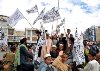 PENYOKONG berarak di sekeliling bandar bagi meraikan ulang tahun pertama pentadbiran Taliban di Afghanistan.-AFP