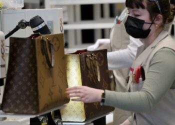 BEG Louis Vuitton yang dipamerkan di bengkel L'Oratoire semasa majlis perasmian di Aze, berhampiran Vendome, tengah Perancis. - AFP