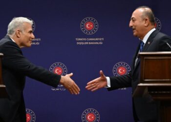 MENTERI Luar Turkiye, Mevlut Cavusoglu (kanan) bertemu dengan Perdana Menteri Israel, Yair Lapid di Ankara pada Jun lalu. - AFP