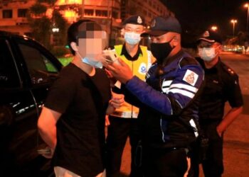 PEMANDUAN di bawah pengaruh alkohol boleh dikesan secara mudah dengan melihat semula rakaman kamera di dalam kenderaan.