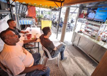 PEMIMPIN yang boleh berkomunikasi dengan baik dapat mempengaruhi orang lain untuk mengikuti visi dan matlamat ditetapkan. – GAMBAR HIASAN/FAIZ ALIF AHMAD