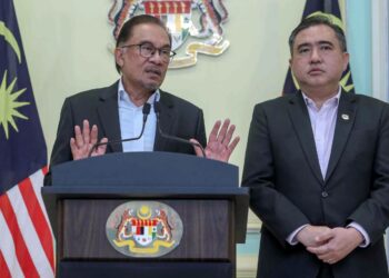 ADAKAH Anthony Loke (kanan) memang popular sehingga mengatasi Anwar Ibrahim? – UTUSAN/FAISOL MUSTAFA