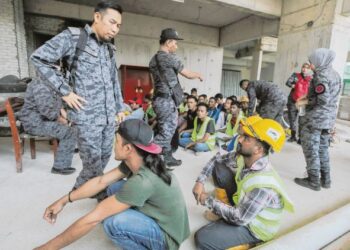 PERGANTUNGAN kepada buruh asing akan memberi kesan negatif kepada ekonomi Malaysia. – UTUSAN/AMIR KHALID