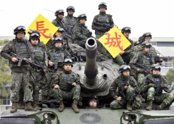 TAIWAN berada dalam situasi yang hampir sama dengan nasib Ukraine kerana berisiko ditawan oleh China. – AFP