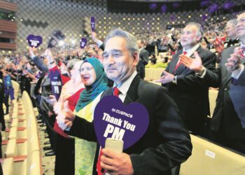 PENJAWAT awam tidak harus melakukan perkara sama berulang kali dan mengharapkan hasil berbeza. – GAMBAR HIASAN
