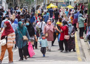 SEBAIK-BAIK berbelanja ialah secara sederhana, iaitu tidak terlalu bermewah dan tidak terlalu kedekut. – UTUSAN/FARIZ RUSADIO