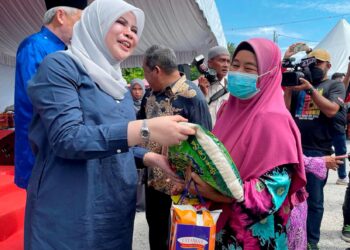 PEMIMPIN kerajaan mesti berlaku adil dan memudahkan urusan rakyat terutama yang berada dalam kesempitan hidup seperti golongan berpendapatan rendah (B40). 
– GAMBAR HIASAN/TOREK SULONG