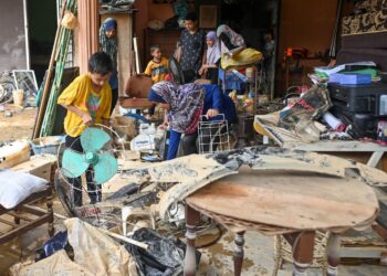 PASTIKAN semua perkakas elektrik yang telah terendam air diuji terlebih dahulu oleh kontraktor yang berdaftar atau orang yang berkelayakan untuk memperbaiki atau menentukan tahap keselamatan peralatan tersebut.