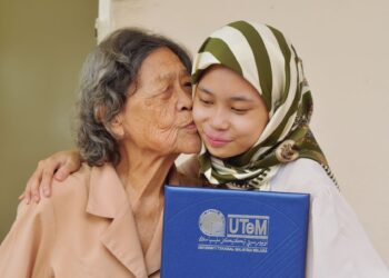 ROHANA Abdullah (kanan) bersama ibu angkatnya, Chee Hoi Lan. – UTUSAN/WAN REDZA