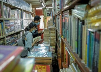 ELOK disumbangkan buku-buku baharu dan terpakai untuk diwakafkan kepada pelajar. 
– GAMBAR HIASAN/MUHAMAD IQBAL ROSLI